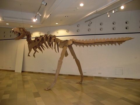 A kész óriás T-rex békésen várja a kiállítás látogatóit